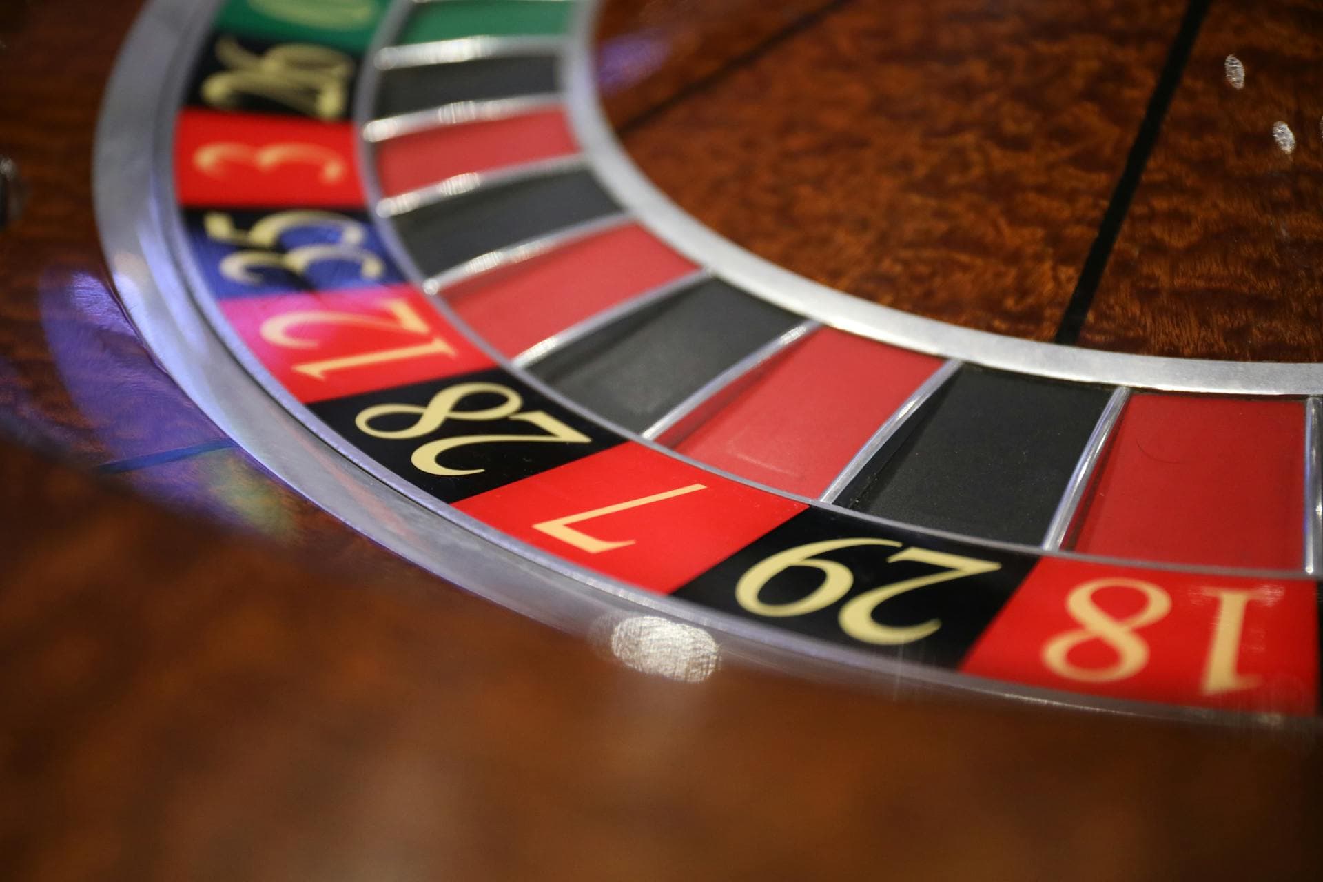 Elevate Your Street Photography with the 'Roulette' Game: A Dynamic App-Based Challenge